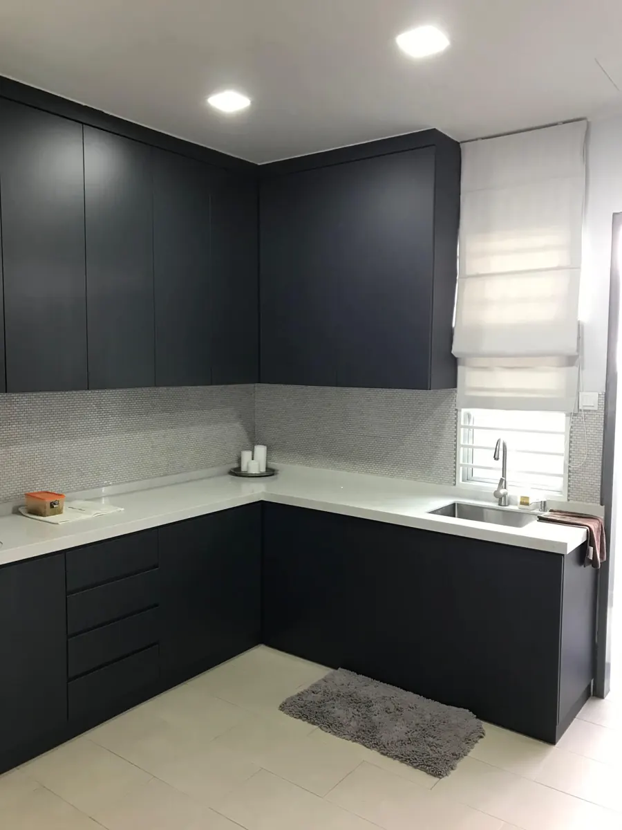 L-shaped kitchen with dark matt cabinets, a white quartz top, mosaic backsplash and an undermount sink