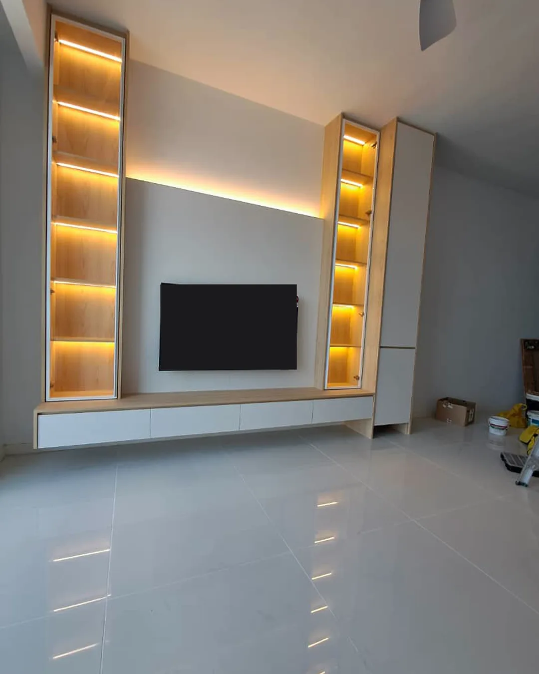 Sebenar: Dinding TV, MET 1 Residences, Kuala Lumpur
