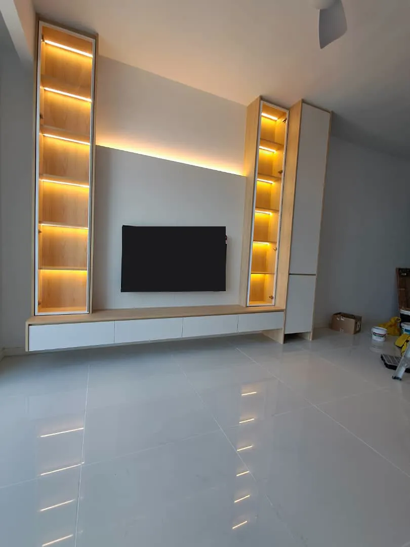 Kabinet TV terapung dengan menara pameran kaca berlampu dan lampu LED tersembunyi, MET 1 Residences, KL Metropolis
