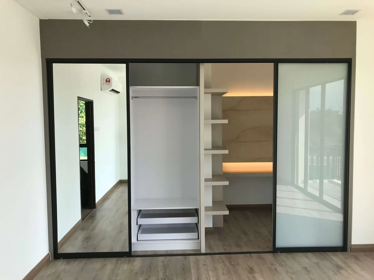 宽大的玻璃趟门后面是步入式衣帽间，有挂衣区、拉出式抽屉和带灯的层架