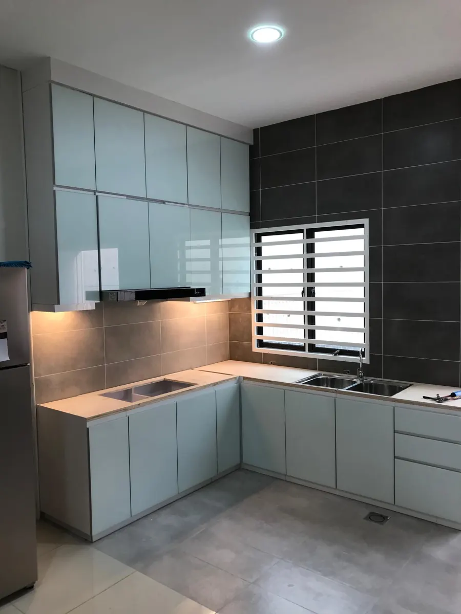 Dapur bentuk L dengan kabinet atas gloss biru muda, kabinet bawah sepadan dan dua sinki di sepanjang kaunter