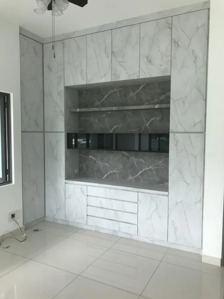 Kabinet hiasan setinggi siling dengan pintu lamina corak marmar putih, rak terbuka, jalur kaca dan laci