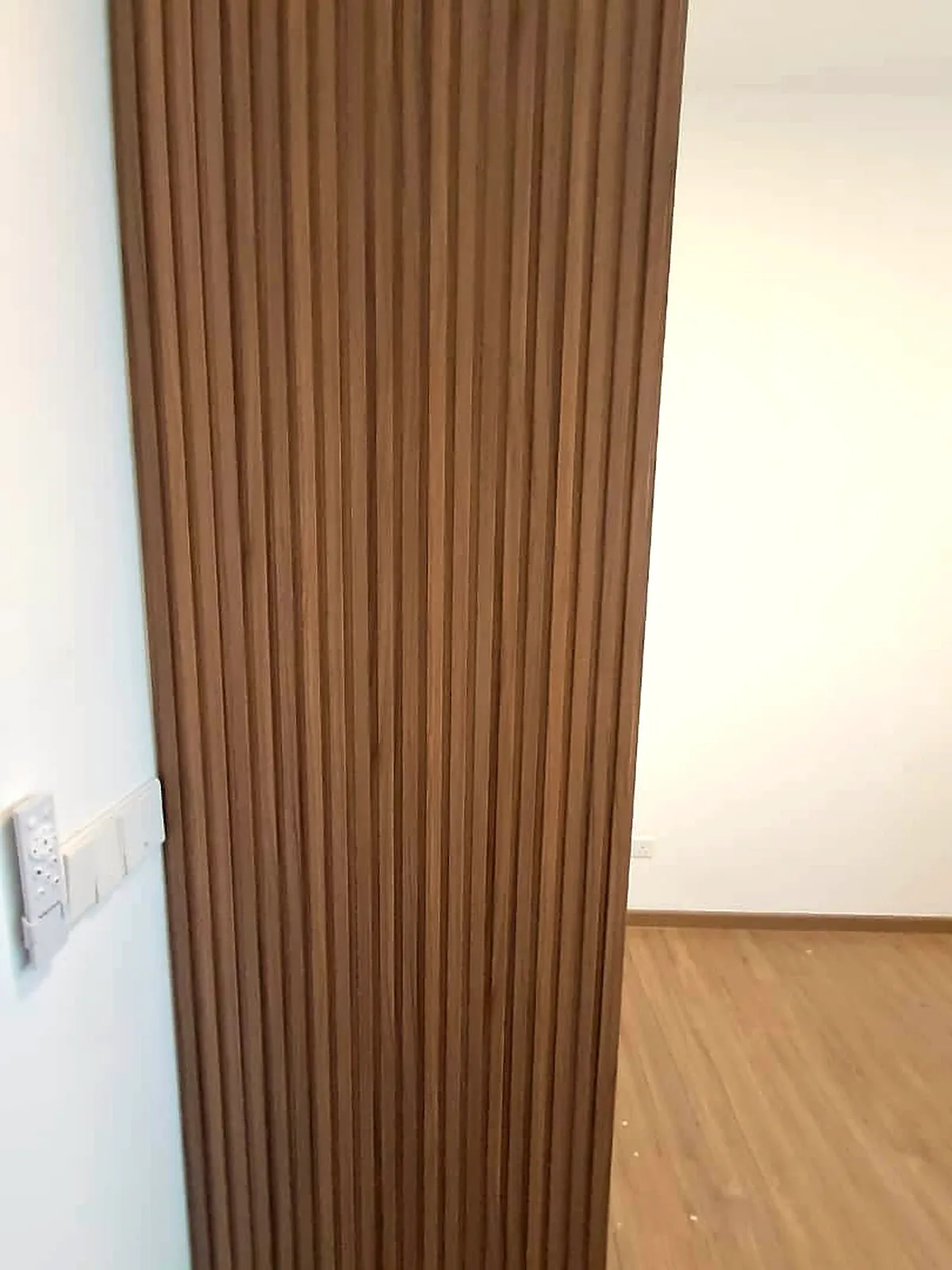 Panel kayu berjalur ditambah di sisi almari bilik kedua, MET 1 Residences